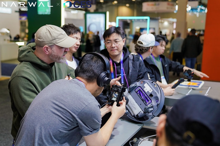 云鲸履带式热活水清洁方案亮相，扫地机器人深度清洁有了新解法