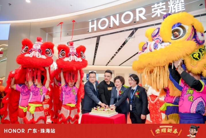 AI 闹新春！荣耀携手哪吒点燃珠海，魔法市集引爆科技年货热潮