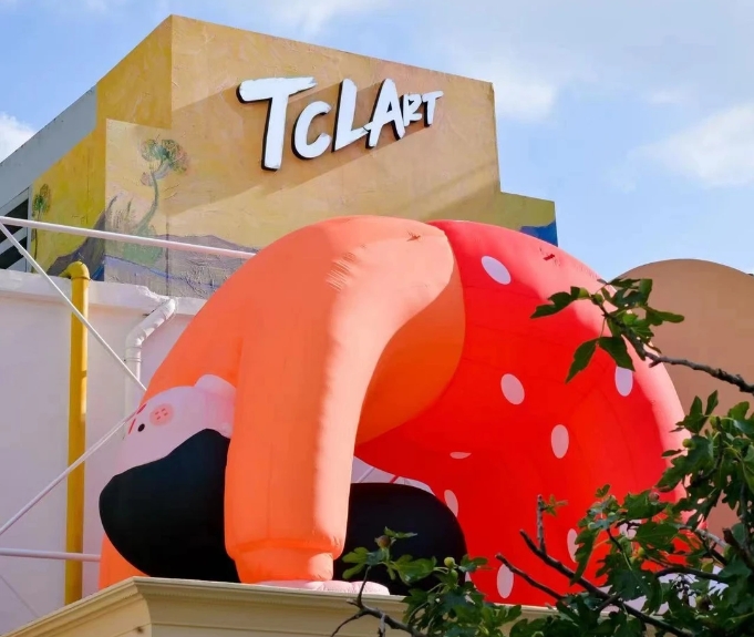 探访TCL日月光影艺术馆偶遇一台可以自由行走的艺术电视