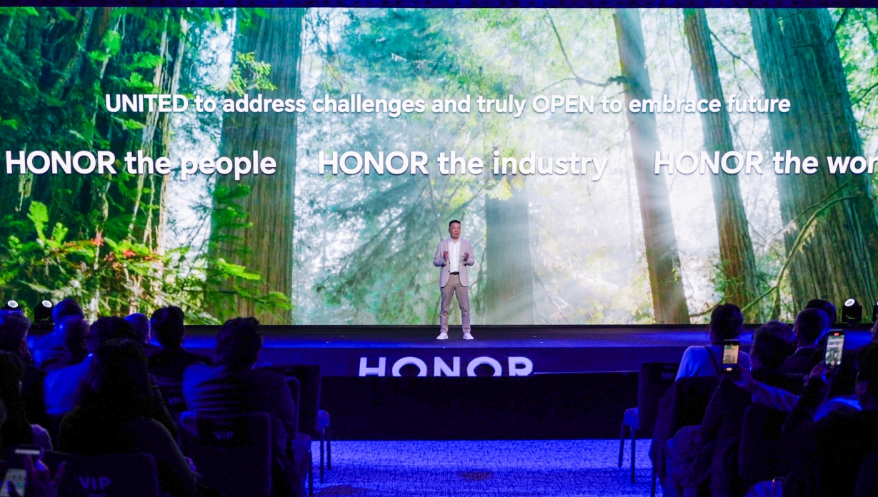 荣耀阿尔法战略发布，以开放向全球领先的AI终端生态公司转型