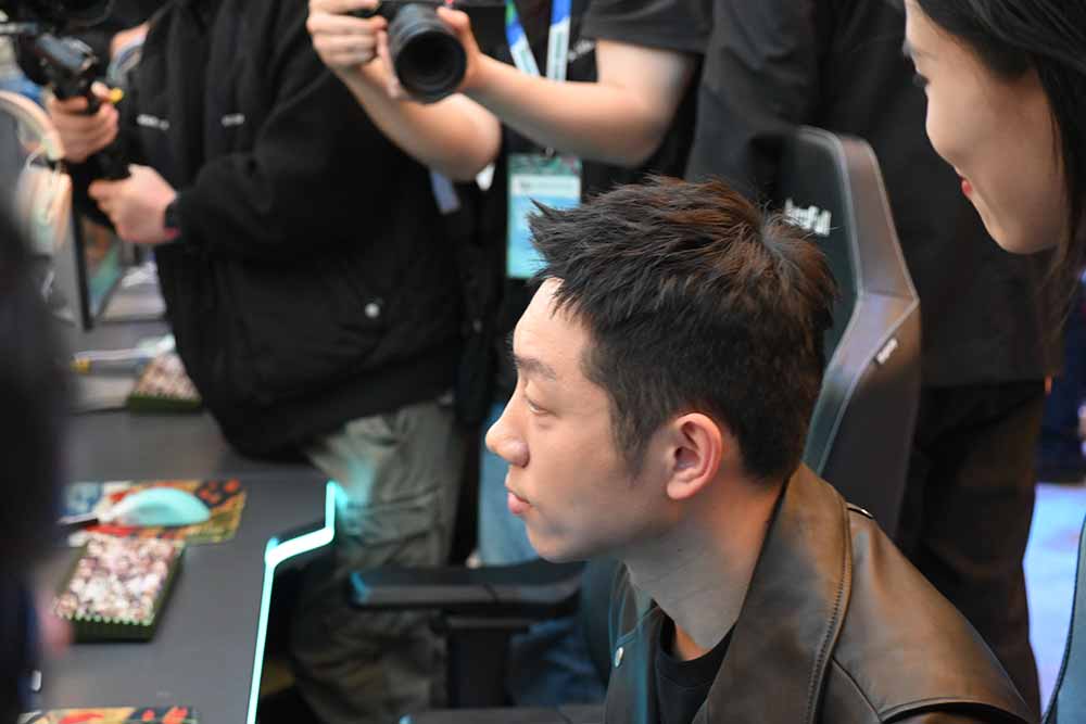 许昕现场开“屏”，雷鸟显示器上演空间场景革新