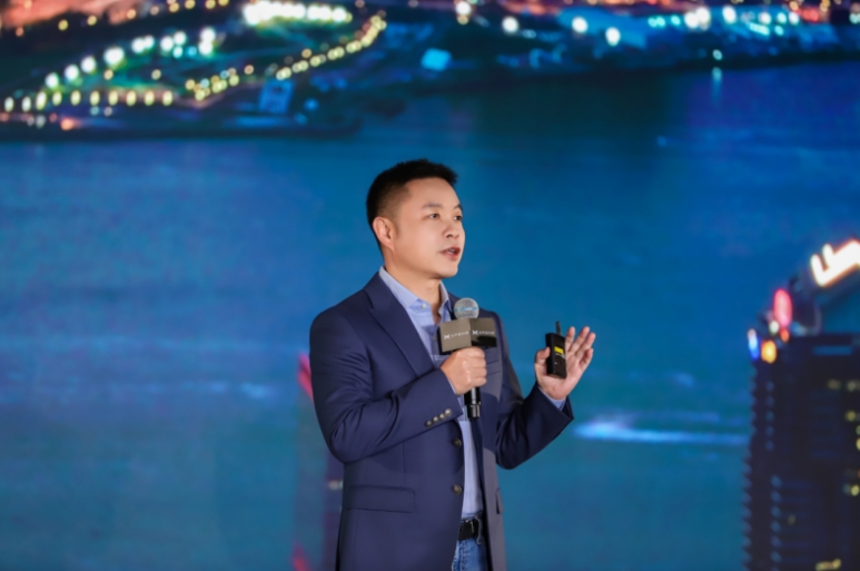 小鹏全球热爱之夜 2025首款全球旗舰小鹏X9上市起售价35.98万元