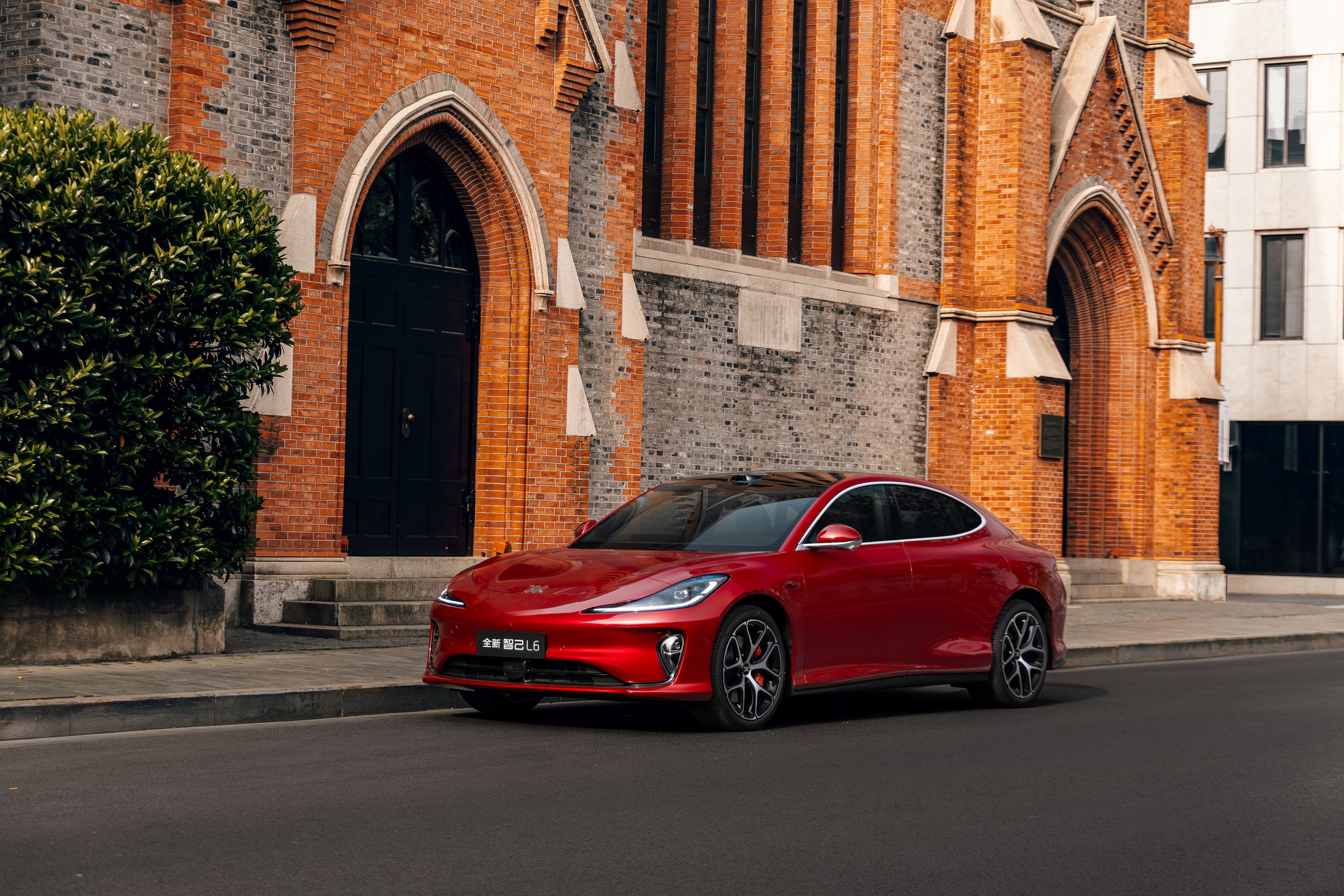 全新智己L6预售48小时，订单突破9,000台！