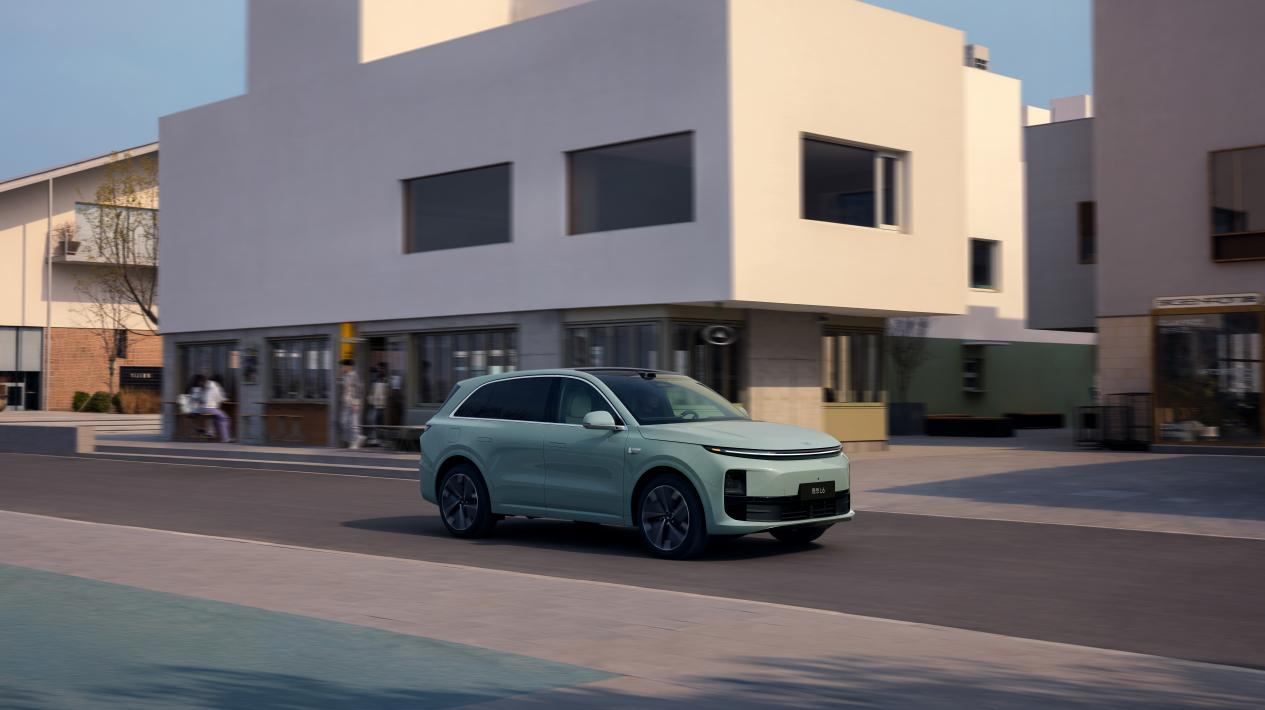 理想L系列智能焕新版正式发布 辅助驾驶芯片升级，全系标配激光雷达，底盘、豪华配置再升级