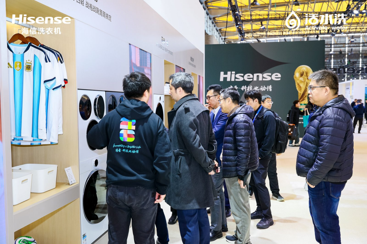 AWE2026开幕即引爆！海信全家筒新品棉花糖U7S惊艳亮相，引现场围观...