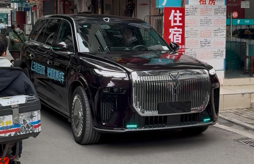 让大车头疼的窄巷  被岚图泰山Ultra开成了舒适区