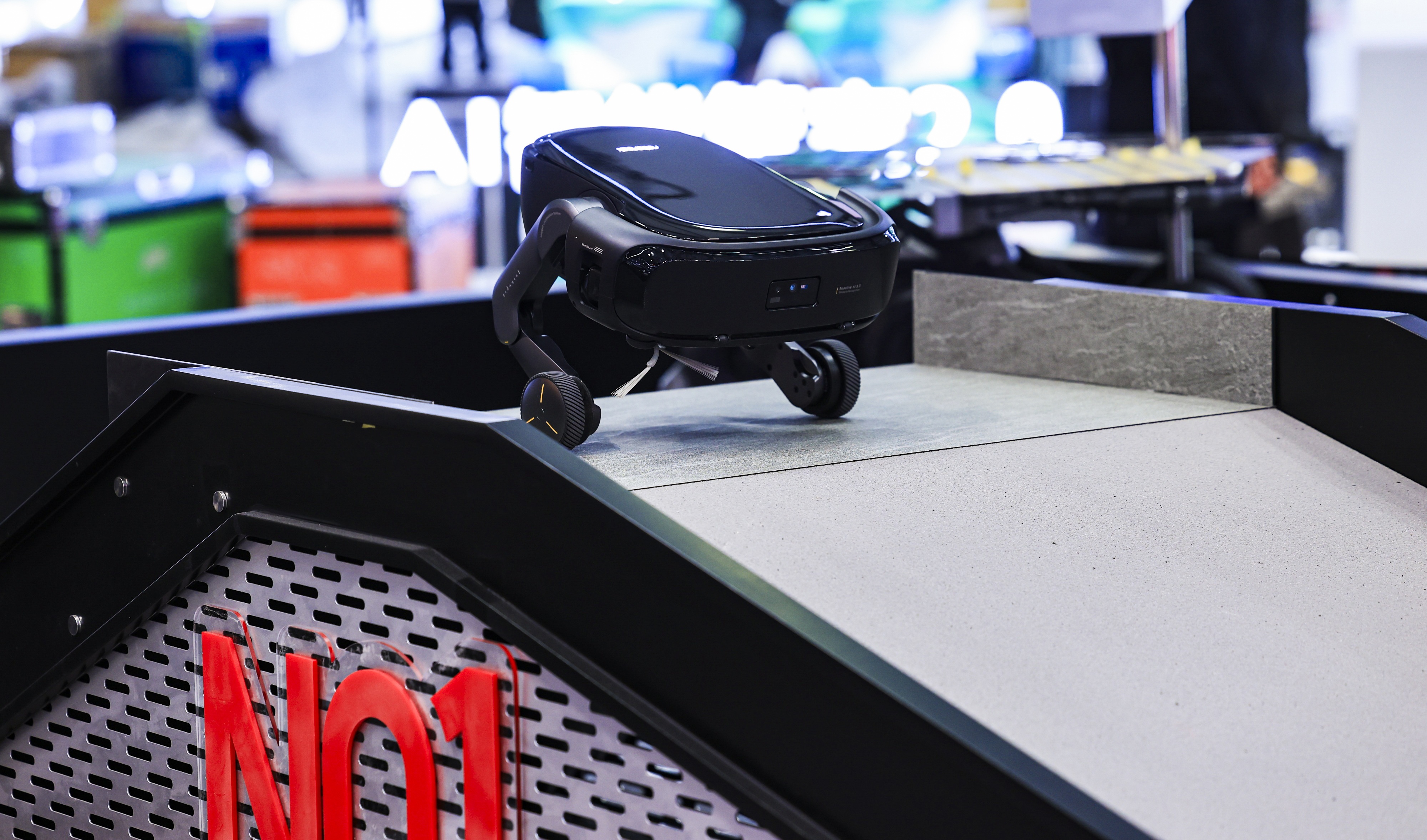 扫地机器人正式由平面清理迈入三维空间作业时代